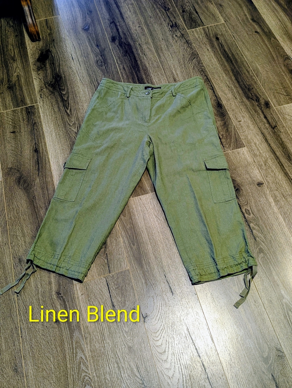 Womens Olive Cargo Capris -  Larry Levine. Size 20. Linen Blend.